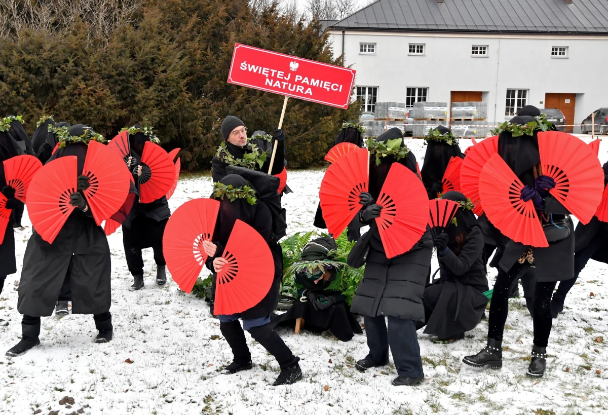 Grupa kilkudziesięciu manifestantów w kondukcie żałobnym weszła w sobotę na Św. Krzyż. Protestowano w ten sposób przeciwko wyłączeniu szczytu Łyśca ze Świętokrzyskiego Parku Narodowego.