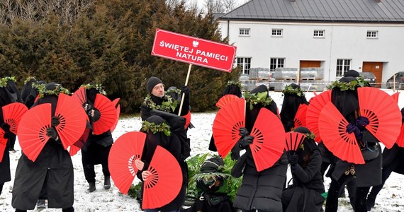 Grupa kilkudziesięciu manifestantów w kondukcie żałobnym weszła w sobotę na Św. Krzyż. Protestowano w ten sposób przeciwko wyłączeniu szczytu Łyśca ze Świętokrzyskiego Parku Narodowego.