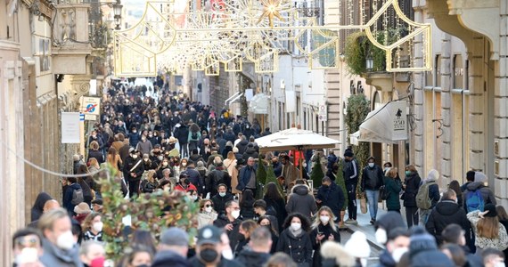 Około 197 tysięcy nowych zakażeń koronawirusem stwierdzono w ciągu minionej doby we Włoszech - poinformowało w sobotę ministerstwo zdrowia. W Wielkiej Brytanii łączna liczba ofiar śmiertelnych przekroczyła już 150 tysięcy.