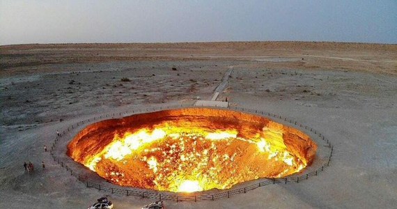Prezydent Turkmenistanu Gurbanguly Berdimuhamedow nakazał rządowi odnalezienie sposobu ugaszenia ognia nieustannie palącego się w zapadlisku znanym jako "wrota piekieł". Jako powód podał względy ekologiczne i zdrowotne.