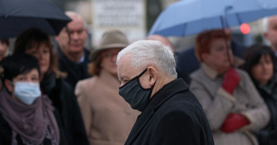 To są czarne wizje rysowane przez naszych przeciwników, bardzo bym apelował, żeby takiej propagandzie nie ulegać, nie ma ona nic wspólnego z prawdą - zapewnił wicepremier, prezes PiS Jarosław Kaczyński pytany o tezy mówiące o końcu Zjednoczonej Prawicy.