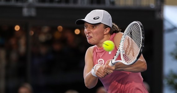 Iga Świątek wycofała się z rozpoczynającego się w poniedziałek turnieju WTA w Sydney (pula nagród 703 tys. dolarów). Polska tenisistka jako powód podała ból żeber i zmęczenie okresem przygotowawczym do sezonu oraz występem w Adelajdzie, gdzie w sobotę odpadła w półfinale.