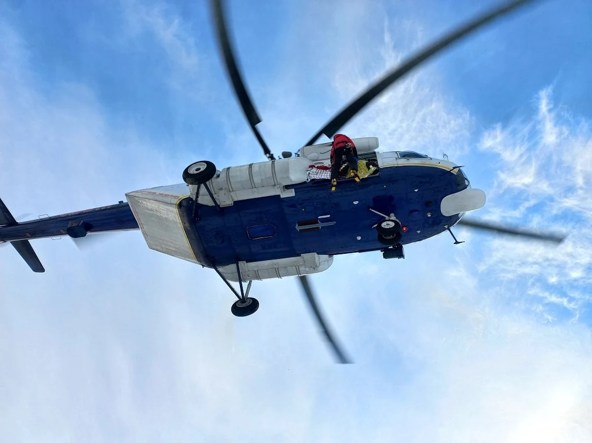 Około godz. 8 wznowiono poszukiwania trzech Polaków, którzy zaginęli w piątek w słowackich Tatrach w rejonie Gerlacha. Akcję ratownicy prowadzą z helikoptera, jak i pieszo. Mają być również analizowane zdjęcia przesłane przez innych turystów, którzy tego dnia byli na szczycie. W górach nadal panują bardzo trudne warunki pogodowe. 