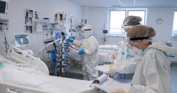 11 106 zakażeń i 22 zgony to najnowsze dane o epidemii koronawirusa w Polsce. Opublikowało je Ministerstwo Zdrowia. W szpitalach przebywa obecnie 18 063 chorych. 