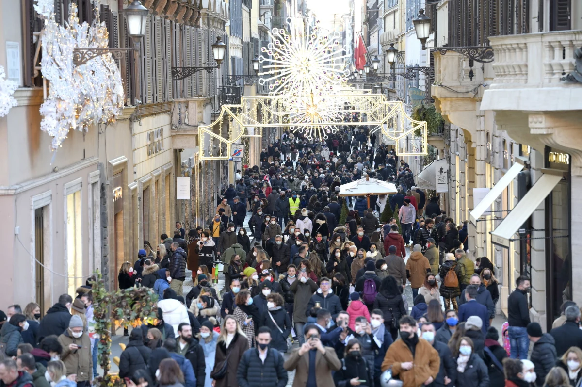 Zakażenia koronawirusem we Włoszech rosną w sposób lawinowy. W przyszłym tygodniu może to być około 400 tysięcy przypadków dziennie - taką prognozę przedstawił fizyk Giorgio Sestili, analizując skalę przyrostu infekcji. Prasa podkreśla, że 98 procent zakażeń ma łagodny przebieg lub jest bezobjawowe.