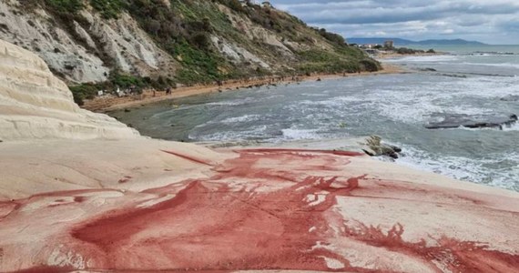 Scala dei Turchi – słynny biały klif wapienny na Sycylii jest zabarwiony na czerwono. Został zniszczony przez wandali, którzy wylali na niego wodę z czerwonym proszkiem. W ten sposób uszkodzili jeden z cudów włoskiej wyspy – słynne "schody Turków".