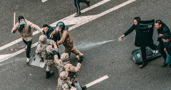 Podczas zamieszek w Kazachstanie zginęły 164 osoby – przekazał kanał telewizyjny Chabar 24, który przytacza dane kazachskiego ministerstwa zdrowia. Wśród ofiar jest trójka dzieci. Liczba zatrzymanych sięgnęła prawie 6 tys. Władze obwodu ałmackiego, gdzie dochodziło do największych starć, zapewniają, że sytuacja w regionie jest już opanowana. Według mieszkańców brakuje jednak chleba. Ministerstwo obrony Rosji potwierdziło, że "znaczna ilość sił pokojowych" tego państwa, wysłana w ramach Organizacji Układu o Bezpieczeństwie Zbiorowym, jest już w Kazachstanie.