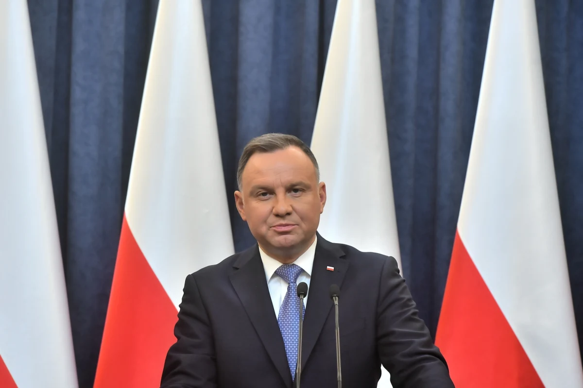 Zakażony koronawirusem prezydent Andrzej Duda czuje się dobrze; ma niewielkie objawy Covid-19 i jest pod stałą opieką lekarską - powiedziała w niedzielę prezydencka minister Bogna Janke.