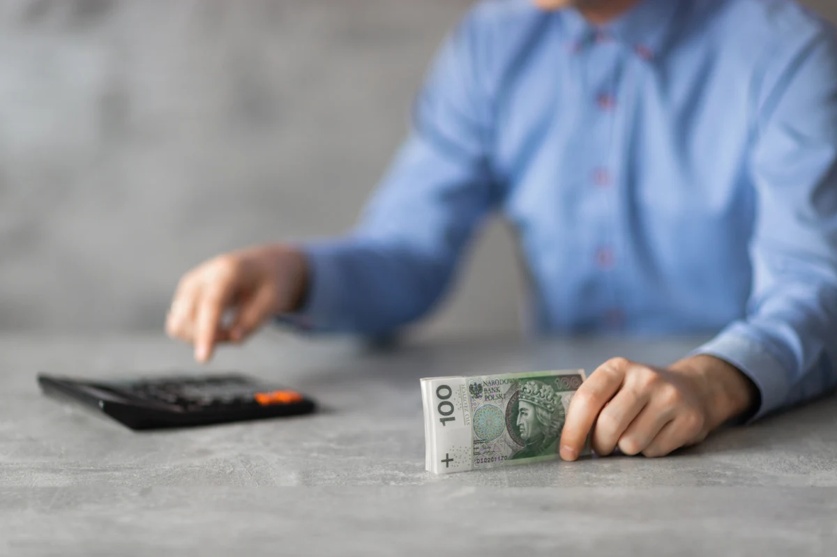 W nowym tygodniu mamy poznać kolejne rozwiązania tarczy antyinflacyjnej. Premier zapowiedział już w piątek obniżenie podatku VAT od paliw i żywności. Wśród polityków PiS pojawiły się nawet propozycje wprowadzenia regulowanych cen podstawowych produktów spożywczych. Ponadto planowane są poprawki w Polskim Ładzie. Na świecie szykują się dalsze wzrosty na giełdach i rynkach surowcowych. To najpewniej efekty kolejnych danych świadczących o tym, że wariant Omikron jest znacznie mniej groźny niż Delta. 