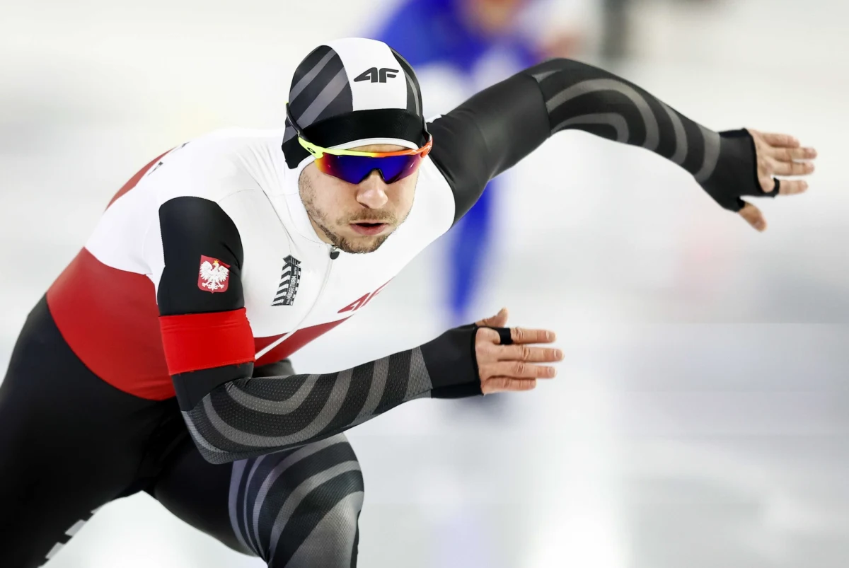 Piotr Michalski zdobył w holenderskim Heerenveen złoty medal mistrzostw Europy w łyżwiarstwie szybkim w biegu na 500 m. 27-letni Polak zdobywcę srebrnego krążka - reprezentanta gospodarzy Merijna Scheperkampa - wyprzedził zaledwie o 0,01 s.