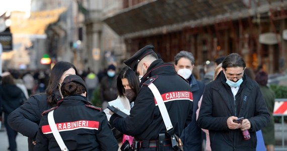 Około 2 milionów osób we Włoszech jest obecnie zakażonych - to nowy rekord od początku pandemii. Oznacza to, że koronawirusa ma co 30. osoba w kraju. W niedzielę stwierdzono 155 tysięcy nowych zakażeń, a na Covid-19 zmarło 157 osób.