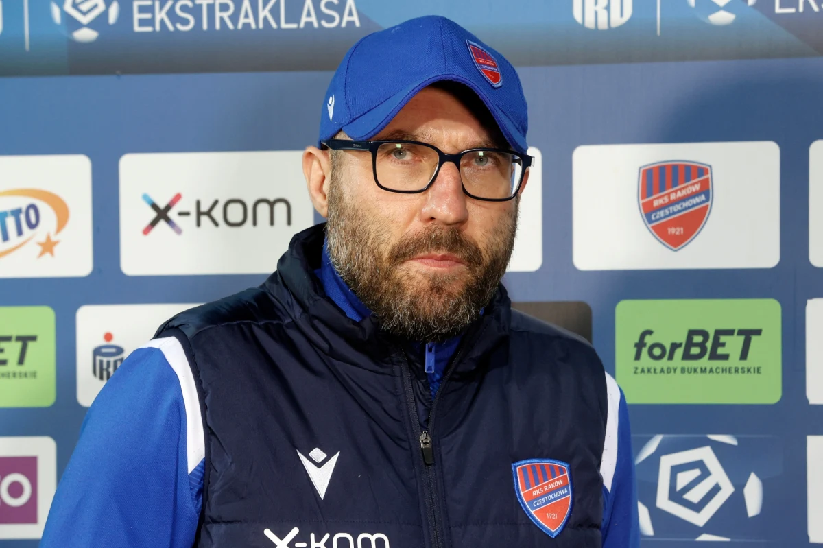 Trener Rakowa Częstochowa Marek Papszun zaakceptował propozycję nowego kontraktu i będzie pracował w tym klubie do końca sezonu 2022/2023 – podał klub. To oznacza, że szkoleniowiec na razie nie zostanie trenerem Legii Warszawa, która chciała go zatrudnić, nie będzie też kolejnym selekcjonerem reprezentacji Polski.