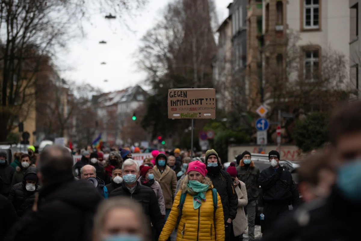 Niemieckie władze zdrowotne zgłosiły w ostatniej dobie 36 552 nowe infekcje koronawirusem - poinformował w niedzielę berliński Instytut im. Roberta Kocha (RKI). To prawie trzy razy więcej niż tydzień temu. Liczby zakażonych gwałtownie rosną zwłaszcza na północy kraju.