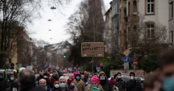 Niemieckie władze zdrowotne zgłosiły w ostatniej dobie 36 552 nowe infekcje koronawirusem - poinformował w niedzielę berliński Instytut im. Roberta Kocha (RKI). To prawie trzy razy więcej niż tydzień temu. Liczby zakażonych gwałtownie rosną zwłaszcza na północy kraju.