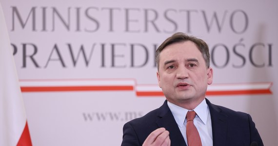 „Polska powinna blokować decyzje UE wymagające jednomyślności, dopóki nie otrzyma środków z Funduszu Odbudowy” – powiedział wywiadzie dla "Rzeczpospolitej" minister sprawiedliwości Zbigniew Ziobro. Dopuścił rozwiązanie Izby Dyscyplinarnej, ale w ramach "kompleksowej reformy" sądów.