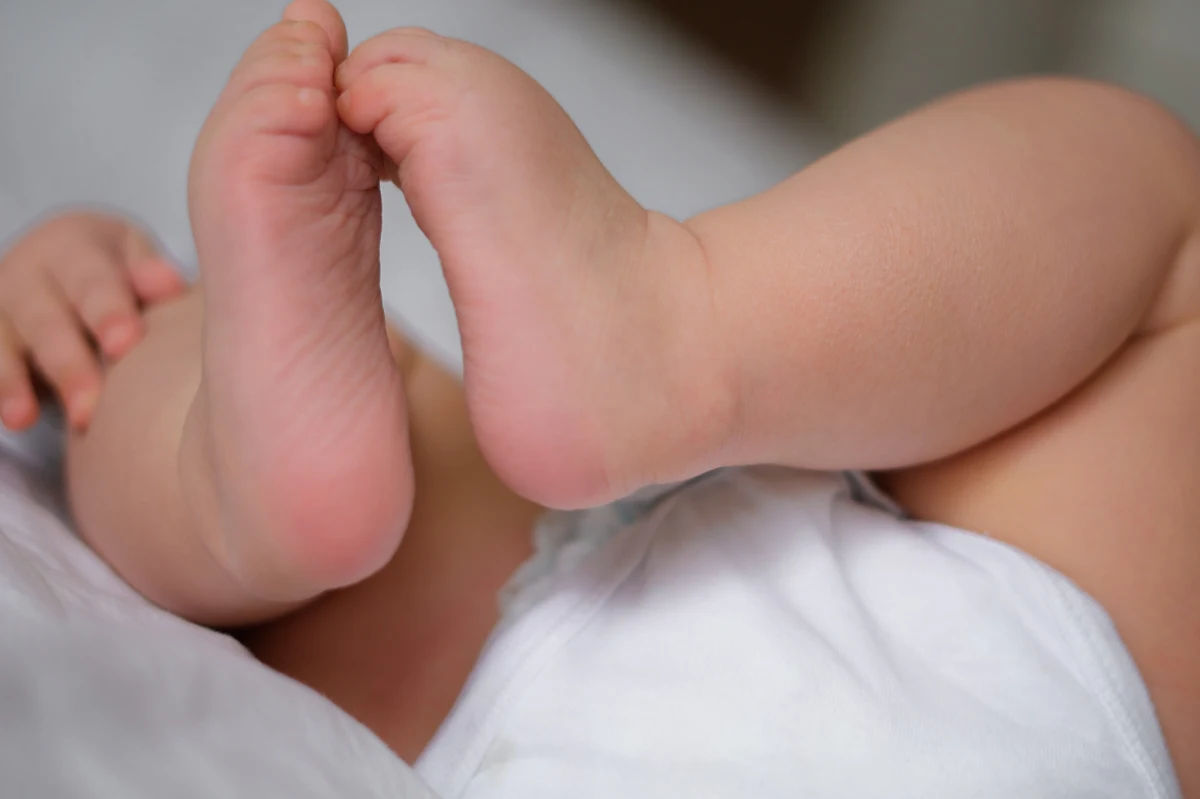 Kilkumiesięczne dziecko trafiło do okna życia we Wrocławiu. To dziewczynka. Siostry boromeuszki znalazły ją w niedzielę przed godziną 22:00.