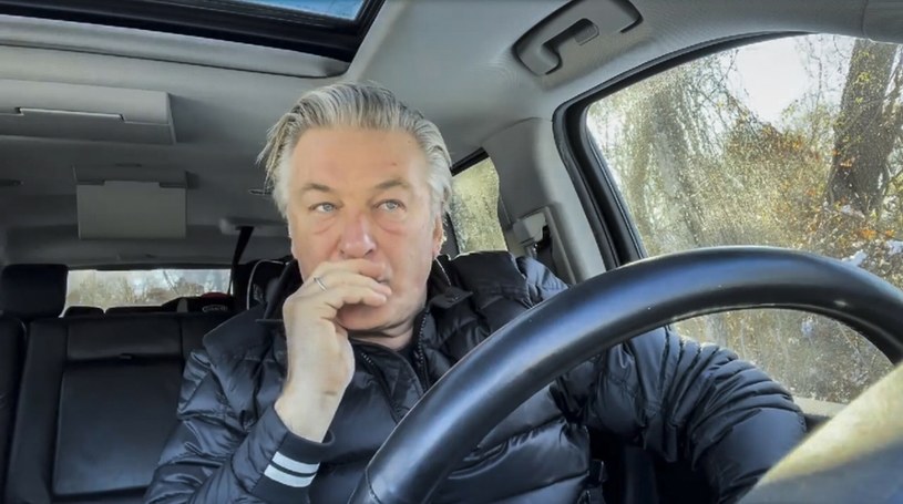 "Wszelkie sugestie, że nie spełniam próśb, rozkazów, żądań lub nakazów przeszukania mojego telefonu, to bzdura... to kłamstwo – zapewnił Alec Baldwin w filmie na Instagramie.