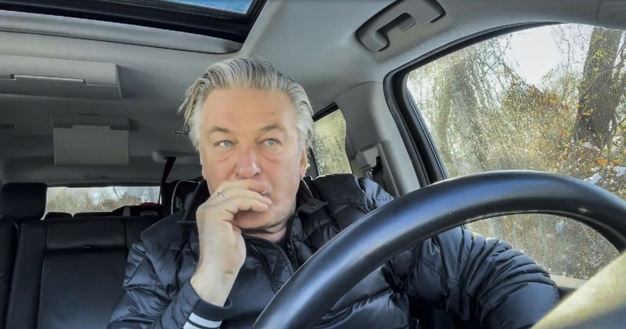 "Wszelkie sugestie, że nie spełniam próśb, rozkazów, żądań lub nakazów przeszukania mojego telefonu, to bzdura... to kłamstwo – zapewnił Alec Baldwin w filmie na Instagramie.