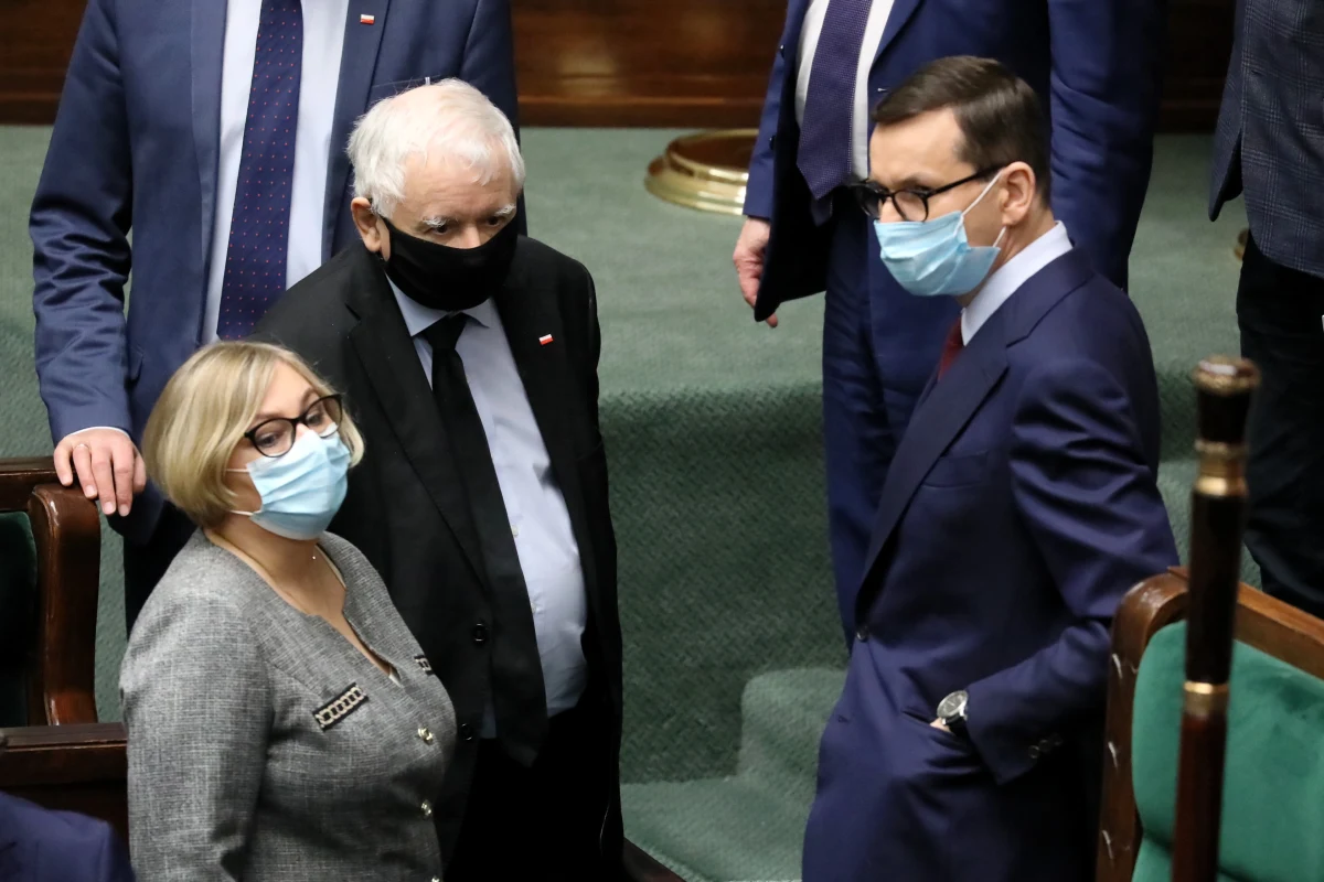 Początek roku to dla wielu Polaków czas chaosu i niepewności. Nawet jeśli te emocje opadną za kilka dni czy tygodni, depresję pierwszych dni 2022 zapamiętamy na długo. Jeszcze nigdy tak wielu nie wiedziało tak mało o przyszłości.