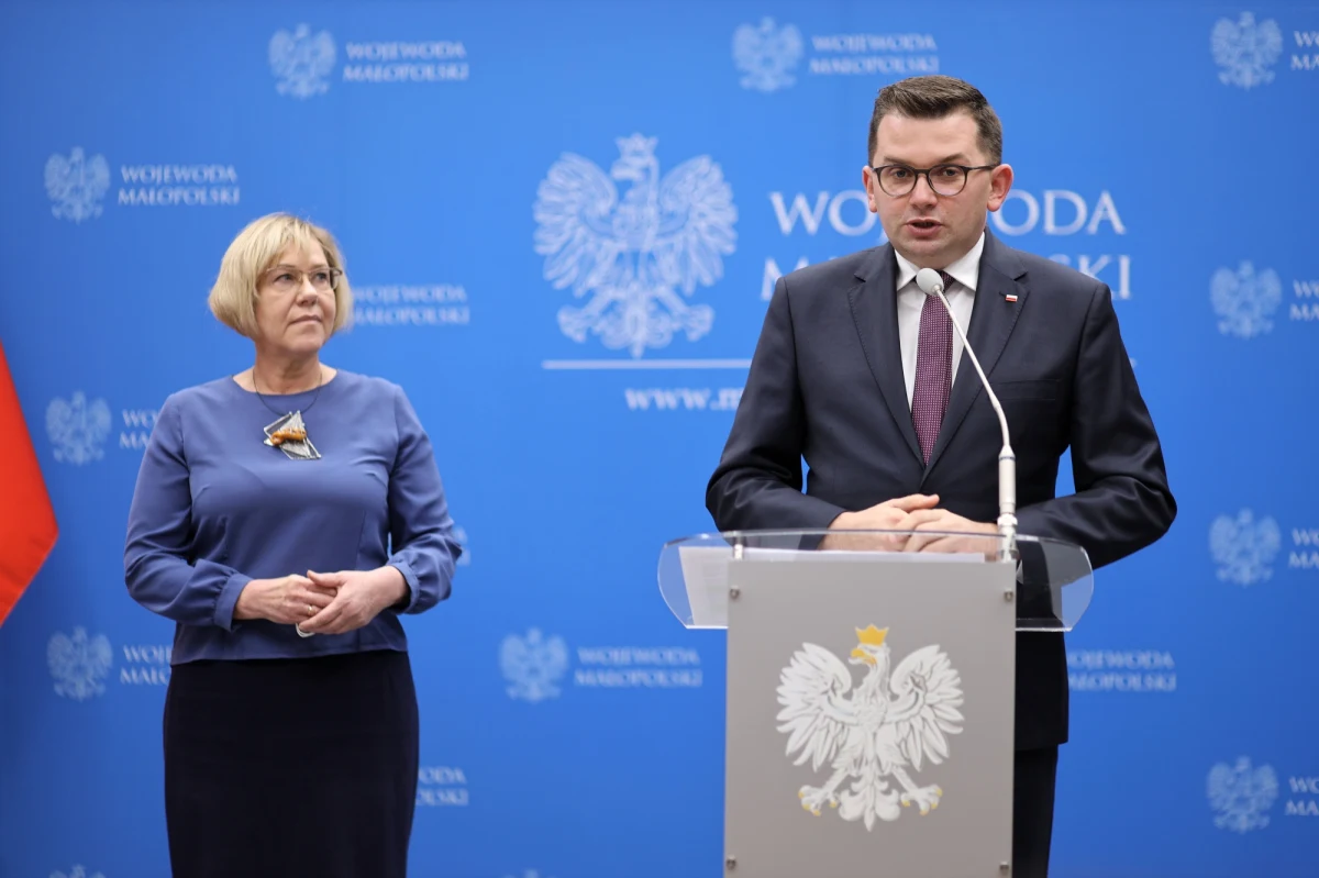 „Wojewoda małopolski Łukasz Kmita najprawdopodobniej we wtorek późnym popołudniem lub w środę spotka się z małopolską kurator oświaty Barbarą Nowak w związku z jej wypowiedzą na temat szczepień” – wynika z informacji przekazanych przez rzeczniczkę wojewody Joannę Paździo. W RMF FM minister edukacji i nauki Przemysław Czarnek mówił, że cieszy się, że Barbara Nowak „wycofała się ze swoich słów o eksperymencie i stwierdziła, że nie jest ekspertem w tej dziedzinie”. 