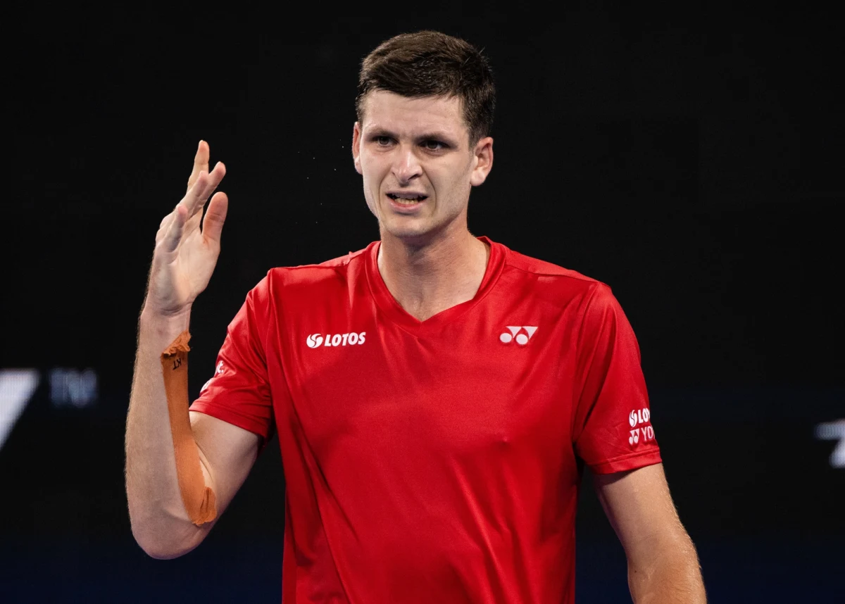 Hubert Hurkacz spadł z dziewiątej na dziesiątą pozycję w poniedziałkowym notowaniu światowego rankingu tenisistów. Liderem pozostał Serb Novak Djokovic. Do czołowej dziesiątki awansował z 11. miejsca Kanadyjczyk Felix Auger-Aliassime.
