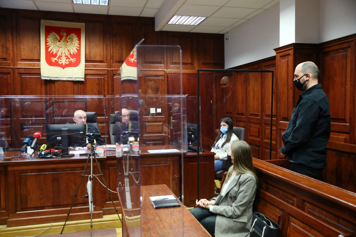 Sąd Okręgowy w Warszawie umorzył sprawę pisarza Jakuba Żulczyka oskarżonego o znieważenie prezydenta Andrzeja Dudy. Chodzi o wpis zamieszczony w mediach społecznościowych w listopadzie 2020 r., w którym - w kontekście wyborów prezydenckich w USA - Żulczyk nazwał prezydenta "debilem".