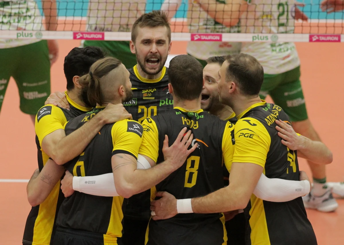 Tylko ośmiu siatkarzy PGE Skry Bełchatów wyleciało w poniedziałek do Bułgarii na mecz Pucharu CEV z Neftochimikiem Burgas. Sześciu pozostałych zawodników z kadry PGE Skry ma niejednoznaczny wynik testu na Covid-19 i musiało zostać w kraju.