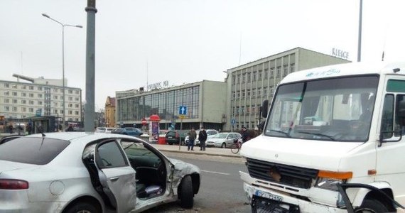 Trzy osoby, w tym 3-letnie dziecko trafiły do szpitala po wypadku w Kielcach. Na ulicy Żelaznej w samochód osobowy uderzył kursowy bus. 