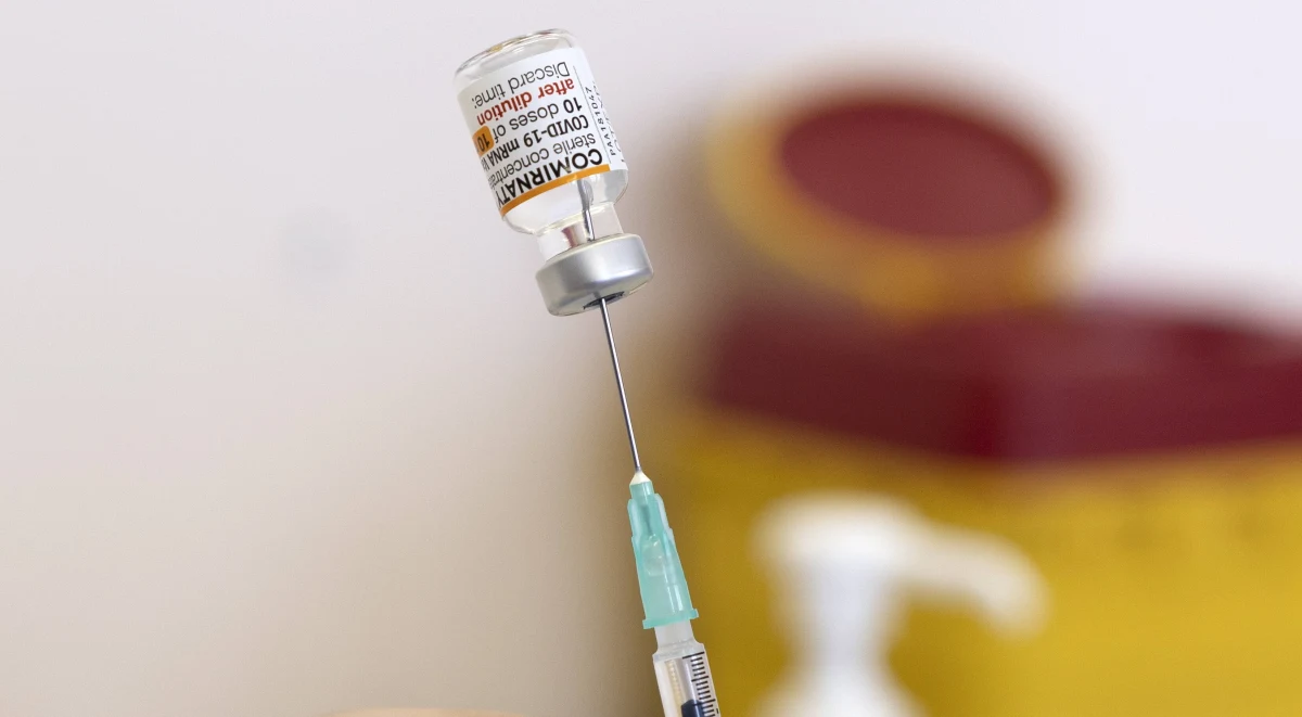 Opracowywana przez Pfizer szczepionka przeciwko wariantowi Omikron będzie gotowa w marcu, a jej produkcja już ruszyła - powiedział w poniedziałek szef koncernu Albert Bourla. Przyznał jednak, że wciąż nie jest jasne, czy specjalny preparat przeciwko wariantowi jest potrzebny.