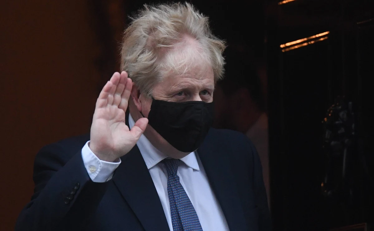 Brytyjski premier Boris Johnson potwierdził w poniedziałek, że rząd rozważa dalsze skrócenie okresu izolacji zakażonych koronawirusem - do pięciu dni. Nie zaprzeczył też wprost, że rząd zamierza odejść od udostępniania darmowych testów antygenowych dla wszystkich.