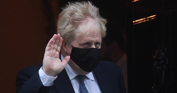 Brytyjski premier Boris Johnson potwierdził w poniedziałek, że rząd rozważa dalsze skrócenie okresu izolacji zakażonych koronawirusem - do pięciu dni. Nie zaprzeczył też wprost, że rząd zamierza odejść od udostępniania darmowych testów antygenowych dla wszystkich.