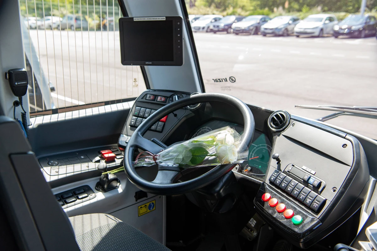 Ponad 13 tys. osób podpisało petycję w sprawie przywrócenia do pracy Tracey Scholes - jednej z pierwszych kobiet w Manchesterze pracujących jako kierowca autobusu. 57-latka została zwolniona, gdyż jest za niska. Jej historię opisuje dziennik "The Guardian".