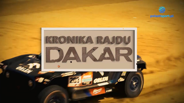 W załączonym materiale wideo Kronika Rajdu Dakar po 8. etapie zmagań. 

Ósmy etap Rajdu Dakar prowadził na południe Arabii Saudyjskiej. Zawodnicy ruszyli dzisiaj w kierunku Wadi Ad Dawasir. Tym razem czekało na nich 395 kilometrów odcinka specjalnego. Świetnie spisali się zawodnicy ORLEN Teamu. Kamil Wiśniewski i Kuba Przygoński awansowali kolejno na 3. i 4. miejsce w klasyfikacji generalnej quadów i samochodów. Maciej Giemza w klasyfikacji motocykli zajmuje obecnie 24. miejsce.

– Około 80. kilometra zauważyłem, że schodzi mi powietrze z koła. Wiedziałem, że do mety zostało jeszcze 200-300 kilometrów, więc nie ryzykowałem. Zatrzymałem się, załatałem oponę i pognałem dalej. Poza tym jechało mi się bardzo dobrze. Odcinek oceniam pozytywnie, sporo długich prostych, dużo przyjemniej jazdy po wydmach. Szkoda, że rajd jest taki krótki, bo wydaje mi się, że zaczynam się rozpędzać – wskazywał Wiśniewski. 