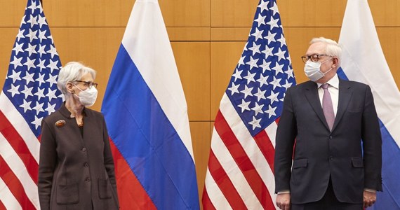 USA przedstawiły Rosji propozycje dotyczące rozmieszczenia pocisków rakietowych i ograniczenia ćwiczeń wojskowych w Europie, ale odrzuciły postulaty Rosji dotyczące zakończenia polityki otwartych drzwi NATO - oświadczyła w poniedziałek wiceszefowa dyplomacji USA Wendy Sherman po zakończeniu rozmów z delegacją Rosji w Genewie.