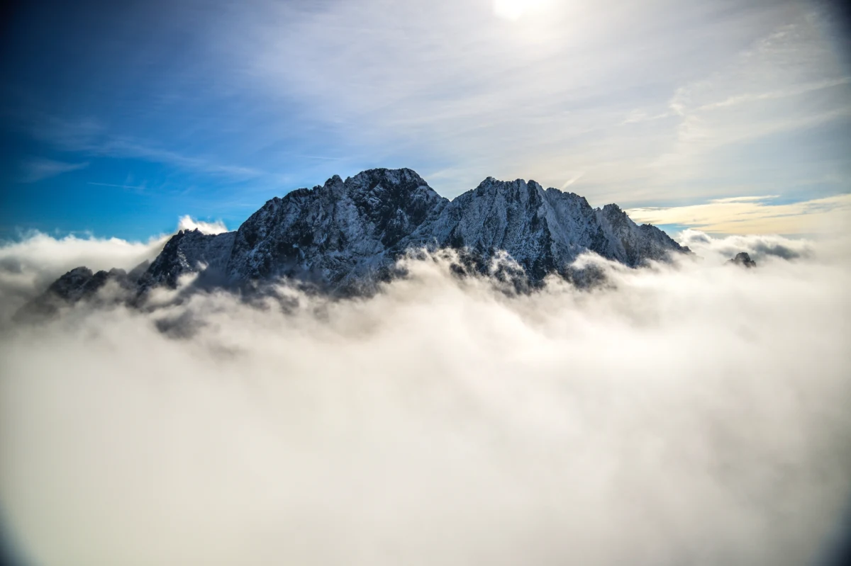 "Polscy turyści wybrali niewłaściwą, letnią drogę wspinaczkową na Gerlach. Byli związani jedną liną, a przewodnik niemający stosownych kwalifikacji miał nieodpowiednie raki" – ocenili ratownicy słowackiej Horskiej Zachrannej Slużby, którzy przeanalizowali okoliczności tragedii pod Gerlachem. Życie straciło troje Polaków.