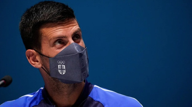 Novak Djoković nie zostanie ponownie aresztowany, mimo medialnych doniesień. Jak się okazało, serbski tenisista, który w końcu zabrał głos w sprawie występu w Australian Open, ma już za sobą nawet treningi przed wielkoszlemowym turniejem.

Sprawę skomentował Tomasz Lorek. Jego zdaniem, w całym zamieszaniu ważny jest nie tylko aspekt zdrowotny, ale i polityka. według niego władze, wobec zastosowanych wobec własnych obywateli obostrzeń nie miały wyjścia - zwłaszcza, że zbliżają się wybory.