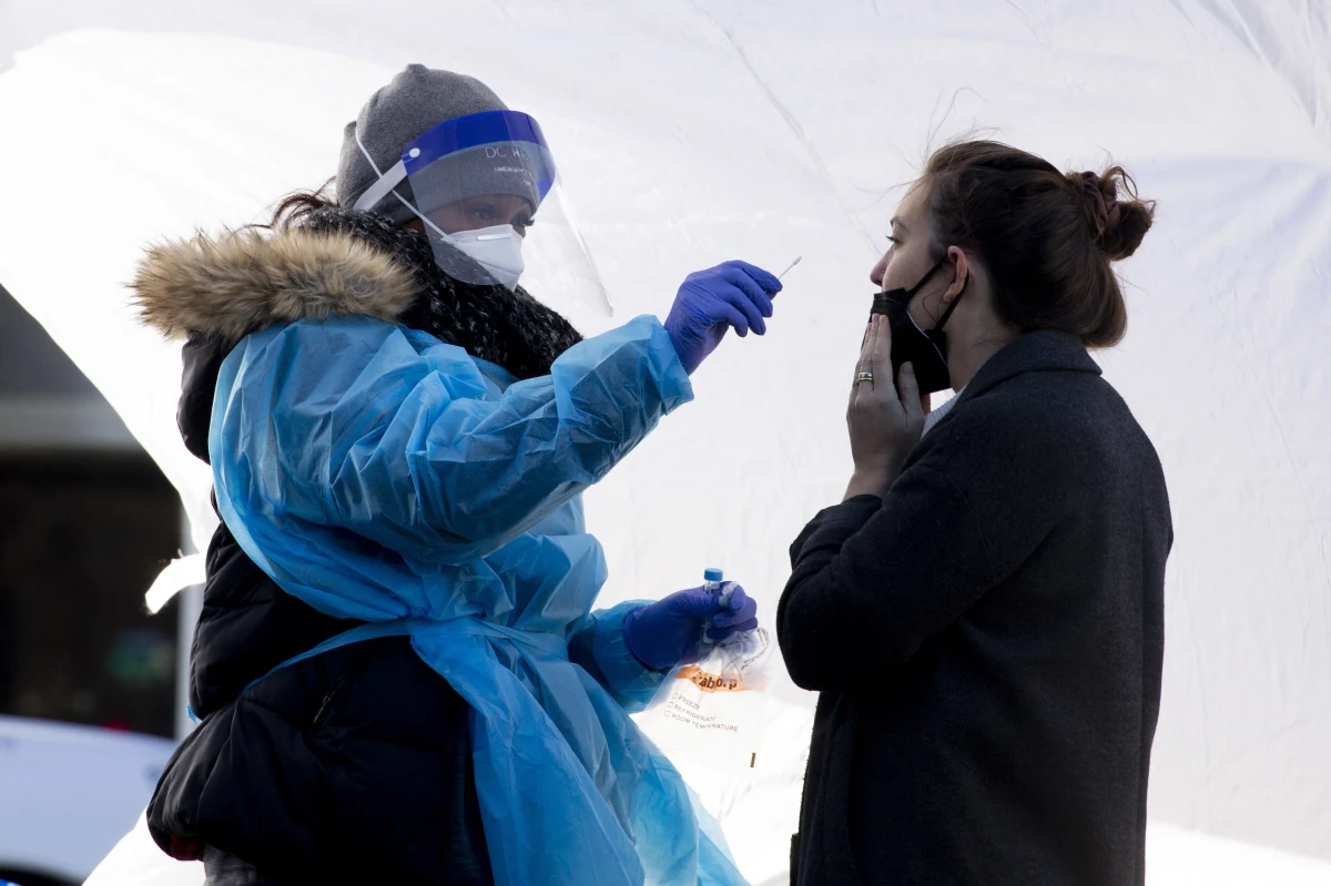 Już ponad połowa nowych zakażeń koronawirusem to wariant Omikron - poinformował Czeski Państwowy Instytut Zdrowia (SZU). Według ekspertów, w większych miastach ten odsetek może sięgać nawet 79 proc.