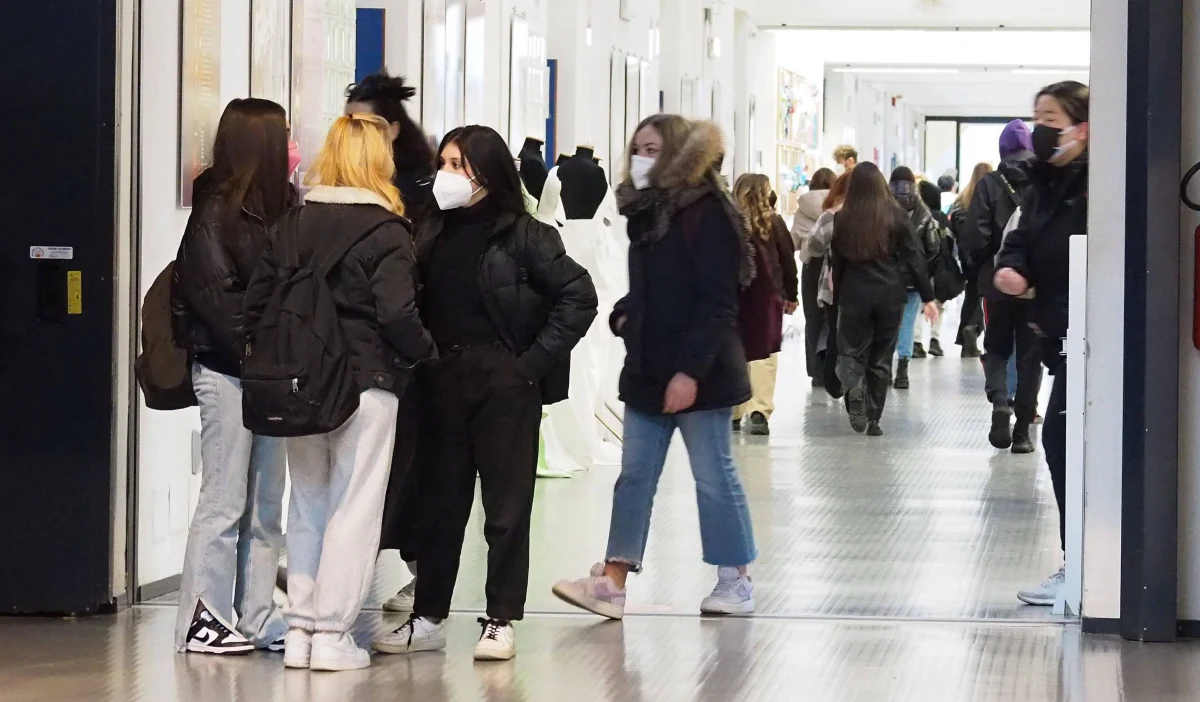 Premier Włoch Mario Draghi oświadczył w poniedziałek, że w obecnej sytuacji pandemicznej szkoły muszą pozostać otwarte. Jak dodał, jest to priorytet dla jego rządu. "Szkoła ma fundamentalne znaczenie dla demokracji" - mówił na konferencji prasowej w Rzymie w dniu wznowienia nauki po feriach.