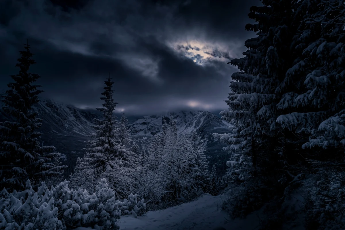 Ratownicy TOPR poszukują w Tatrach turysty, który w niedzielę wybrał się w góry i dotąd nie wrócił. Według wstępnych informacji, mężczyzna samotnie wybierał się w rejon Rakonia i Grzesia. 