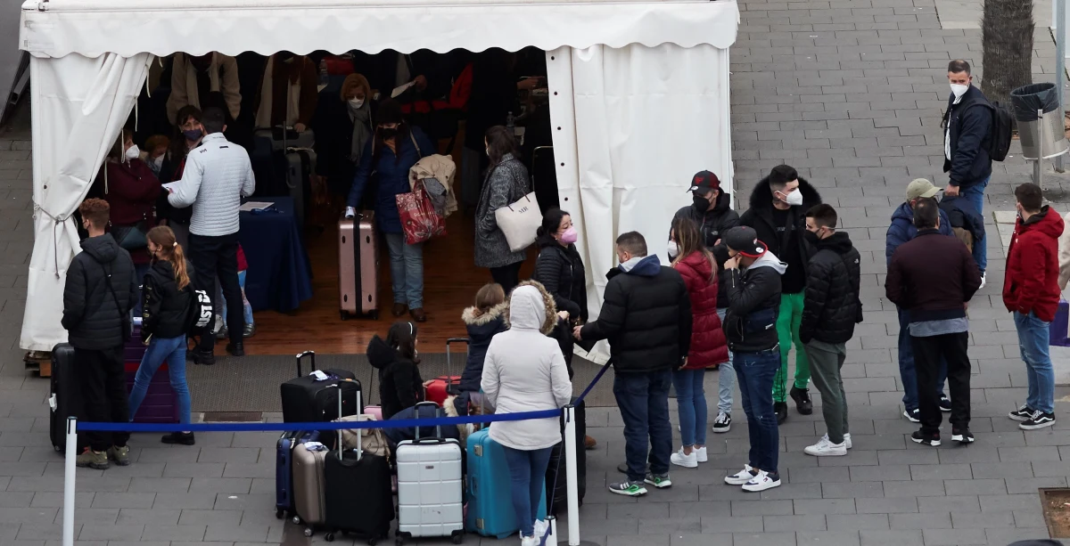 W poniedziałek władze sanitarne we Francji zarejestrowały 93 896 przypadków koronawirusa w ciągu doby. Na Covid-19 zmarło 280 osób. Odsetek testów z wynikiem pozytywnym wzrósł do prawie 20 proc.