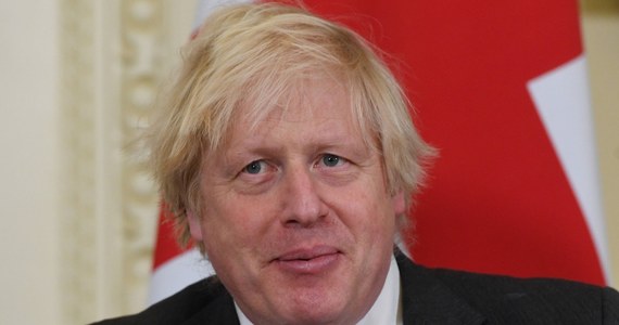 Brytyjski premier Boris Johnson i jego żona Carrie byli wśród ok. 40 uczestników przyjęcia w ogrodzie na Downing Street, które odbyło się w czasie pierwszego lockdownu. Spotkania towarzyskie były wtedy zabronione - ujawniła stacja ITV. Wszczęcie śledztwa w sprawie przyjęcia rozważa policja. 