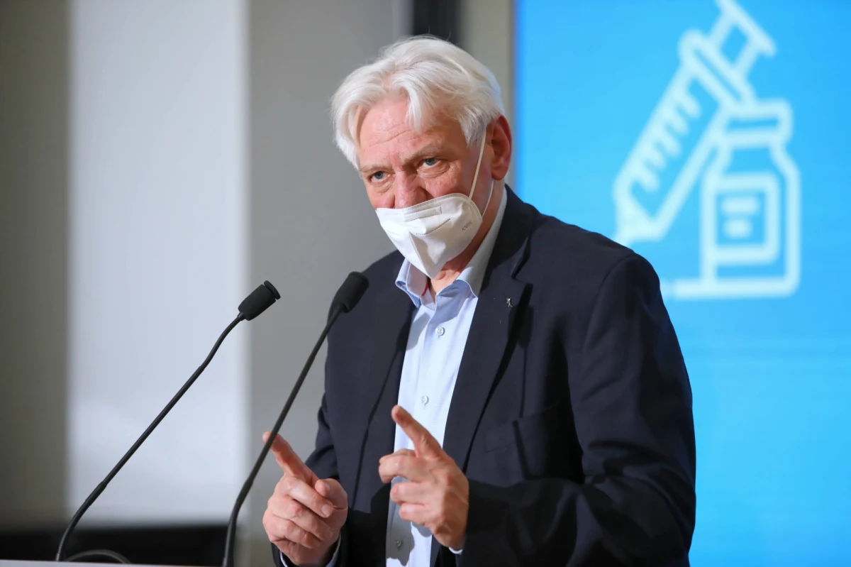 Negowanie wartości szczepień przeciw Covid-19 przez osoby pełniące funkcje publiczne jest niedopuszczalne i winno skutkować utratą stanowisk publicznych - podkreśla Rada Medyczna w piśmie, które  podpisał główny doradca premiera ds. Covid-19 prof. Andrzej Horban. Malopolska kurator oświaty powiedziala w wywiadzie radiowym, że szczepienia to eksperyment, stanowiska jednak nie straciła. 