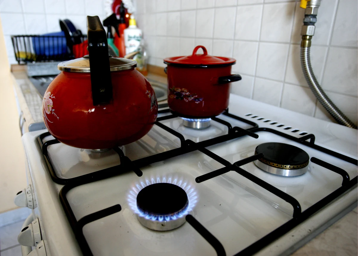 Rząd ujawnił projekt ustawy gazowej. Zakłada on, że wszystkie gospodarstwa domowe z taryf biznesowych zostaną przeniesione na taryfy indywidualne. Sprzedawcy gazu mają też dostać rekompensaty wynoszące 10 miliardów złotych. 