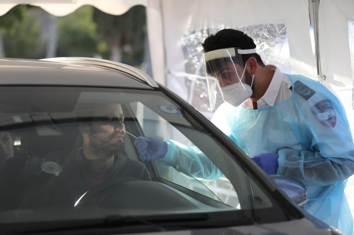 W ciągu ostatnich 24 godzin wykryto w Izraelu 37 887 nowych zakażeń SARS-CoV-2, najwięcej od początku pandemii - poinformowało we wtorek izraelskie ministerstwo zdrowia.