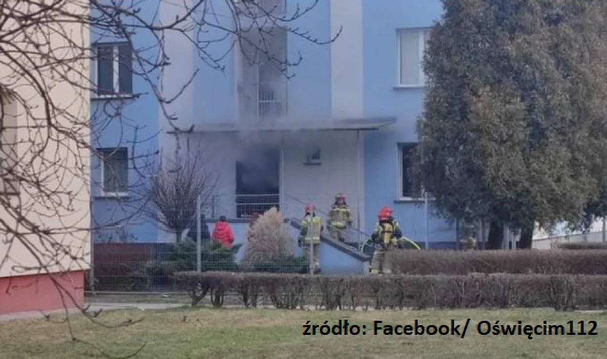 W budynku komendy policji w Oświęcimiu w Małopolsce wybuchł pożar. Na miejscu pracują strażacy. 