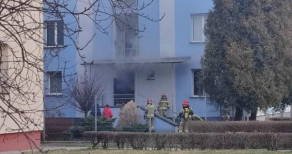 W budynku komendy policji w Oświęcimiu w Małopolsce wybuchł pożar. Na miejscu pracują strażacy. 