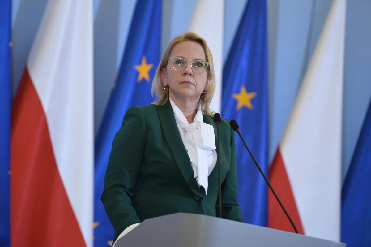 4,7 mld zł dodatku osłonowego trafi do 7 mln polskich rodzin  - powiedziała we wtorek minister klimatu i środowiska Anna Moskwa. Dodatek osłonowy ma zniwelować rosnące ceny energii, gazu i żywności i skierowany jest do gospodarstw domowych, których przeciętne miesięczne dochody nie przekraczają 2100 zł w gospodarstwie jednoosobowym albo 1500 zł na osobę w gospodarstwie wieloosobowym.