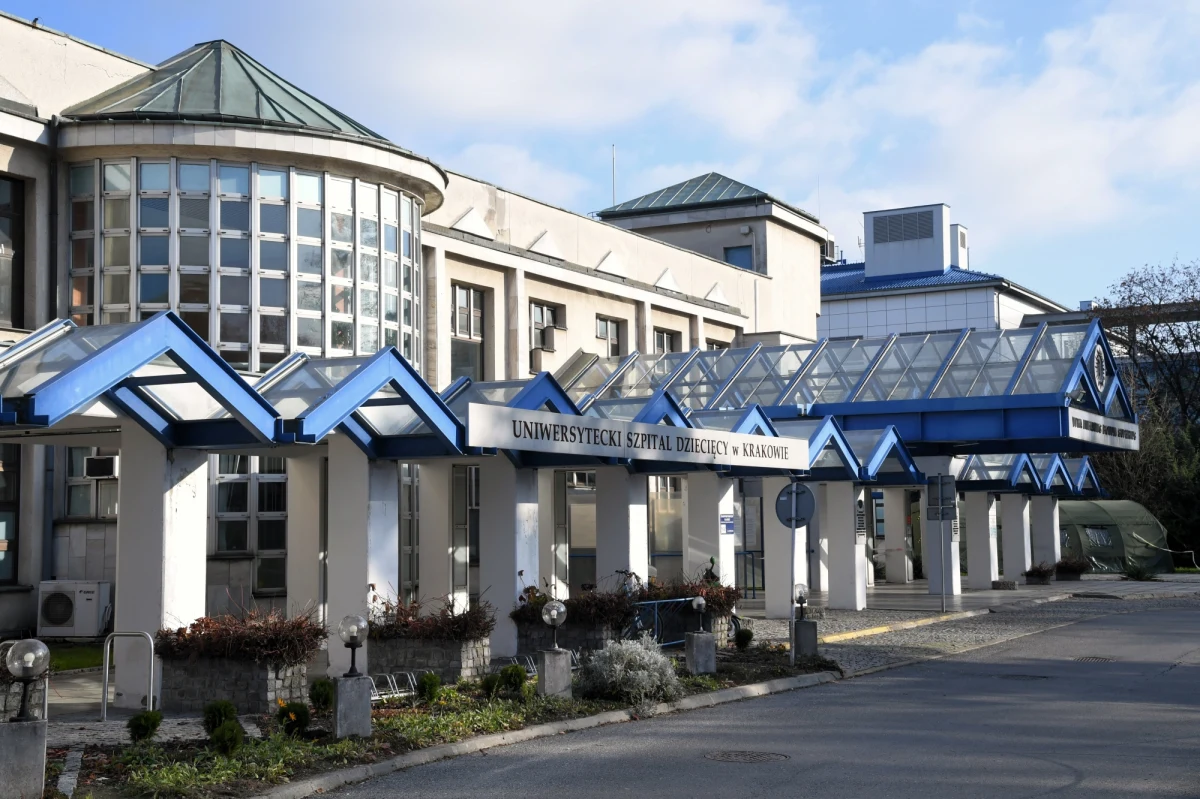 W Uniwersyteckim Szpitalu Dziecięcym w Krakowie-Prokocimiu odbyła się dzisiaj rozmowa ministra zdrowia z dyrektorem placówki. Spotkanie w siedzibie resortu dotyczyło trudnej sytuacji lecznicy, w której złożyło wypowiedzenie 56 pracowników.
