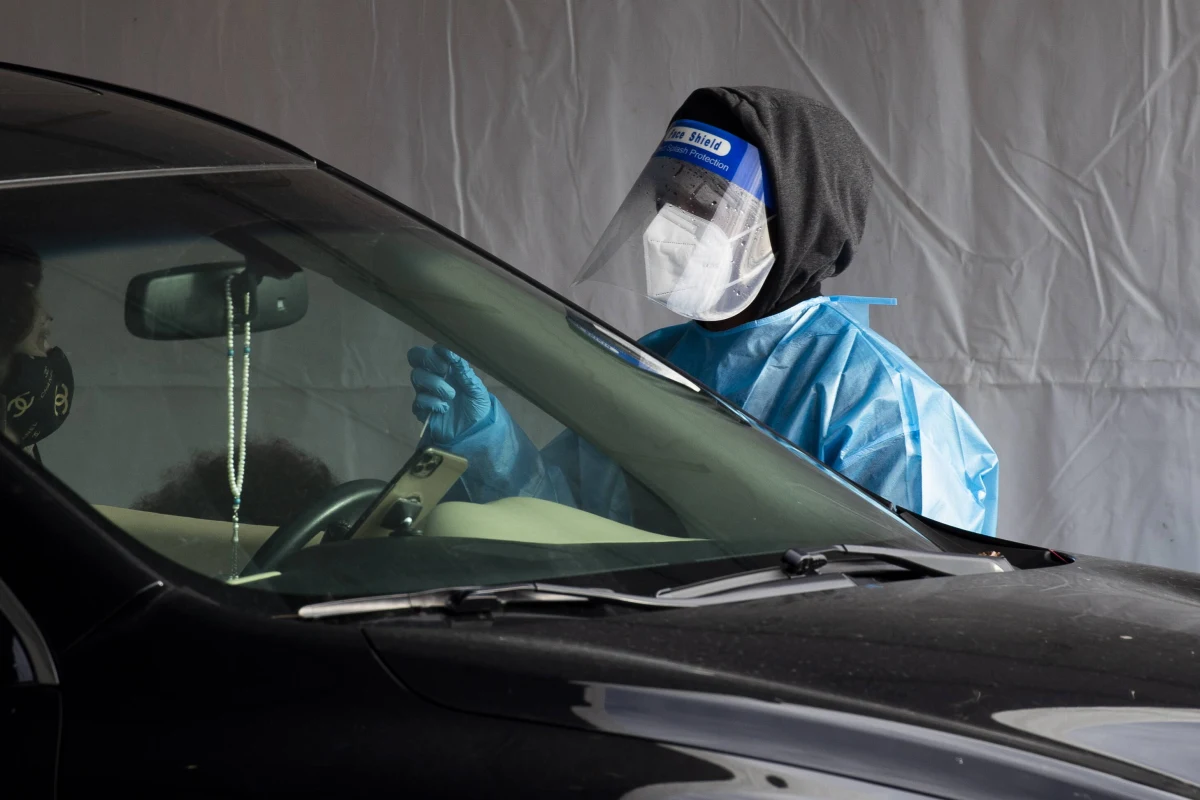 41-letnia nauczycielka z Houston w Teksasie wiozła swojego 13-letniego syna na test w bagażniku samochodu. Powód? Nie chciała się zarazić. Usłyszała zarzut i trafiła do aresztu.