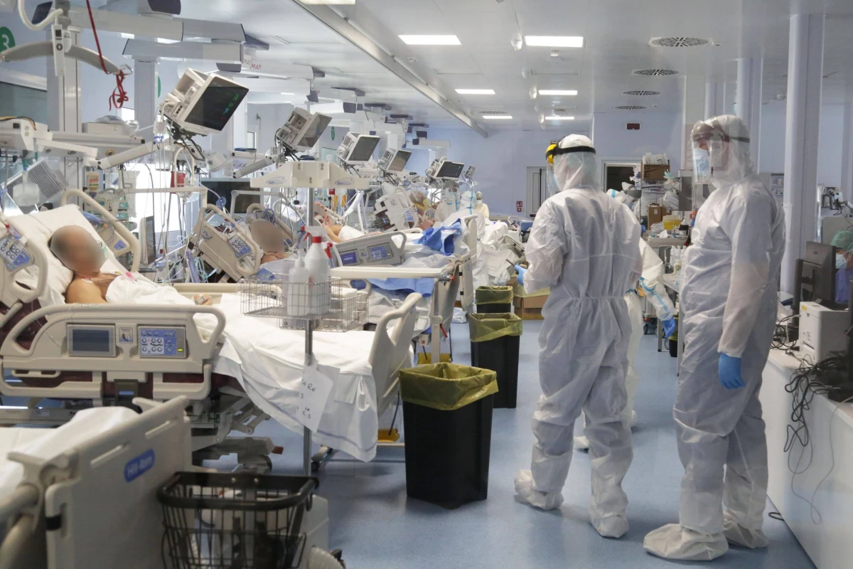 368 149 zakażeń koronawirusem wykryto w ciągu minionej doby we Francji - najwięcej w tym kraju od początku pandemii. Rekord dobowych zakażeń padł też we Włoszech, gdzie odnotowano ponad 220 tys. nowych przypadków. Z kolei w Wielkiej Brytanii liczba zakażeń spada, ale w ciągu ostatniej doby stwierdzono 379 zgonów z powodu Covid-19. To najwięcej ofiar śmiertelnych od końca lutego zeszłego roku.